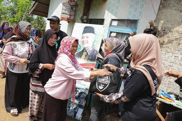 Kowarteg Indonesia dalam memberikan bantuan kepada ibu-ibu yang membutuhkan. Foto: Dok. Istimewa