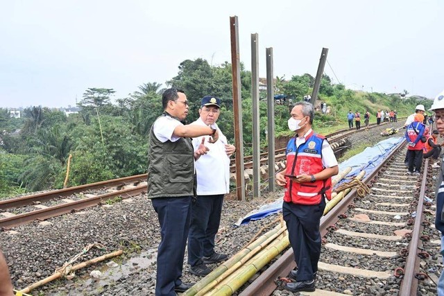 Direktur Jenderal Perkeretaapian Risal Wasal meninjau lokasi rel yang terdampak longsor di Kecamatan Bogor Selatan, Kota Bogor, Rabu (15/3).
 Foto: Ditjen Perkeretaapian Kemenhub