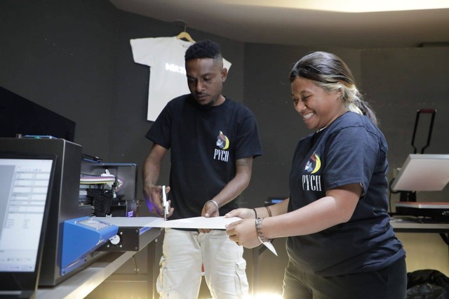 Kegiatan printing baju yang diadakan PYCH bangun kreativitas anak muda Papua. Foto: Dok. Istimewa