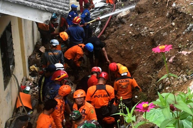 Sejumlah petugas gabungan melakukan pencarian korban tanah longsor di Kampung Sirnasari RT 07/04, Kelurahan Empang, Kota Bogor, Jawa Barat, Rabu (15/3/2023).  Foto: Arif Firmansyah/ANTARA FOTO