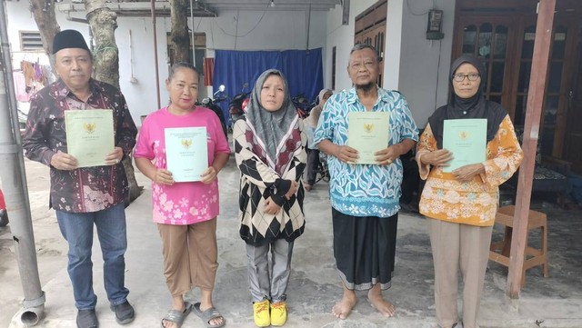 Fatmah, S.Sy., M.H dan warga Rejomulyo menunjukkan sertifikat asli kepemilikan tanah
