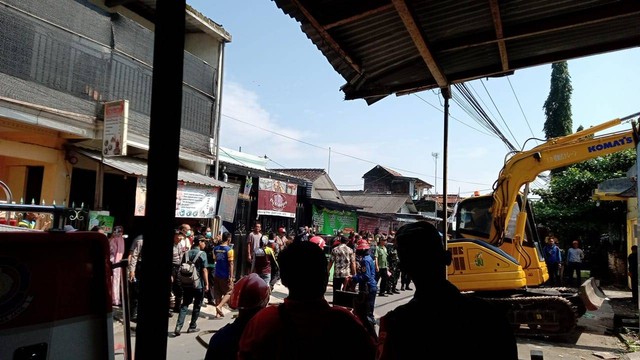 Dokumentasi DPC APSI Kediri: Aparat Kepolisian dibantu Brimob dan TNI melakukan eksekusi tanah