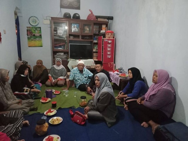Dokumentasi DPC APSI Kediri: Warga Menggelar Khotmil Qur'an dalam situasi eksekusi tanah