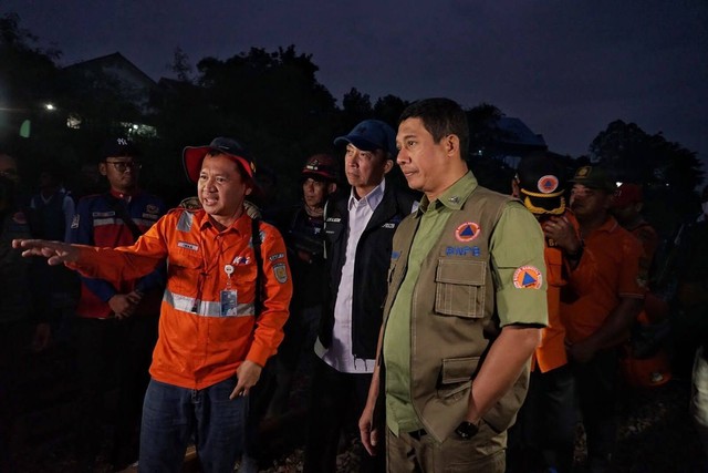 Kepala BNPB Letjen TNI Suharyanto tinjau longosr di Bogor, Rabu (15/3/2023). Foto: Dok. Istimewa