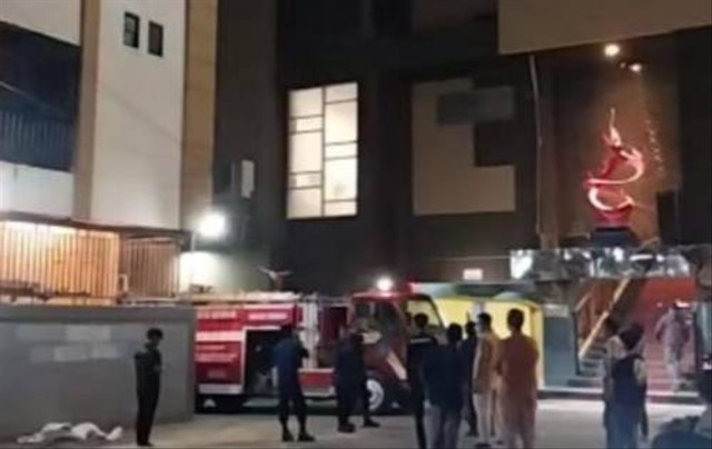 Petugas Damkar Kendari tengah memadamkan api di kamae hotel Kendari. Foto: Istimewa