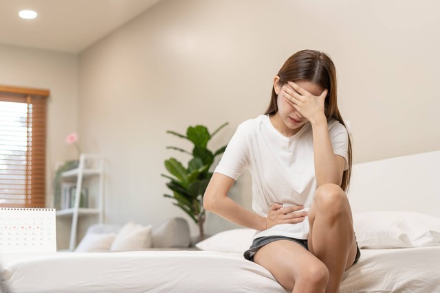 Ilustrasi sakit perut menstruasi. Foto: Kmpzzz/Shutterstock