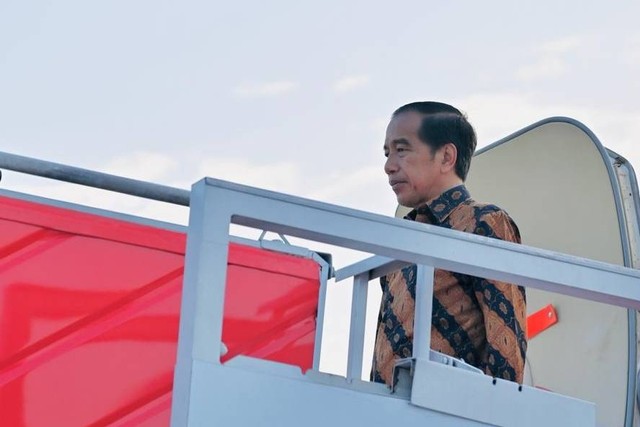 Presiden Jokowi berangkat menuju Singapura, Kamis (16/3/2023). Foto: Laily Rachev/Biro Pers Sekretariat Presiden