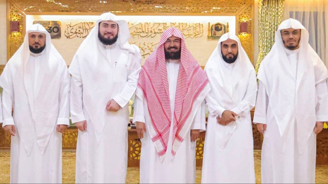 Imam Masjidil Haram dari kiri ke kanan: Syeikh Maher Al-Muaiqly,  Syeikh Bandar Balila, Syeikh Abdurahman As-Sudais,  Syeikh Abdullah Al-Juhani, Syeikh Yasser Al Dosary. Foto: gph.gov.sa