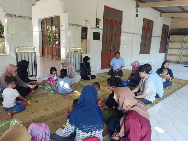 Kegiatan pembelajaran di PAUD Tegallurung bersama mahasiswa KKN Universitas Ahmad Dahlan (UAD) Unit XIII C.I. (Foto: Farida)