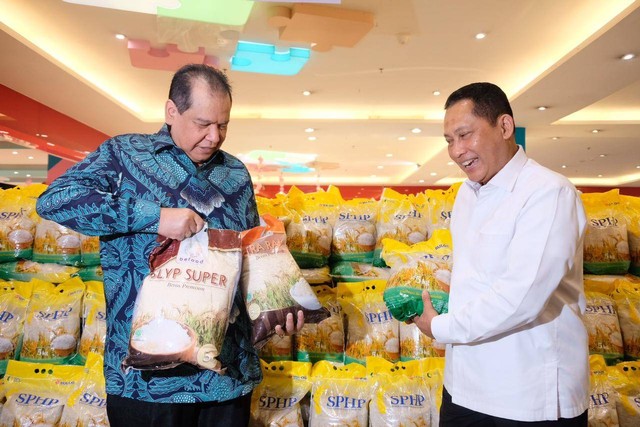 Direktur Utama Bulog Budi Waseso (kanan) dan pemilik CT Corp Chairul Tanjung di Transmart, Jakarta, Rabu (15/3/2023). Dok Bulog