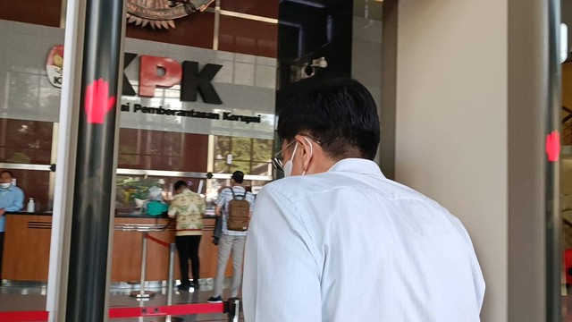 Kepala Kantor Pajak Madya Jaktim, Wahono Saputro, saat memasuki lobi Gedung Merah Putih KPK, Kamis (16/3/2023). Foto: Hedi/kumparan