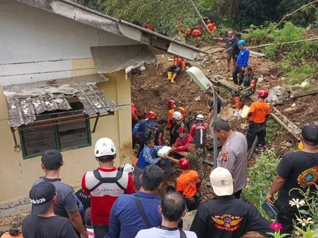 PSB IPB University Monitoring Lokasi Bencana Tanah Longsor Kota Bogor Selatan