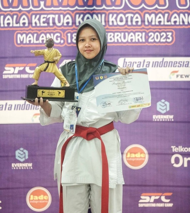 Dita Franesti, mahasiswa Prodi PBSI Universitas Ahmad Dahlan (UAD) pada Kejuaraan Nasional Karate di Atmajaya Cup 1 (Foto: Istimewa)