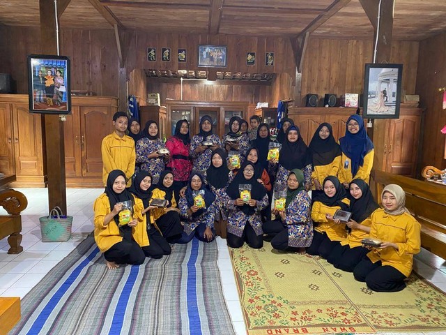 Foto bersama Mahasiswa Univet Bantara dan Ibu ibu Kelompok Wanita Tani desa Jambangan pasca Workshop Pengolahan Pisang.