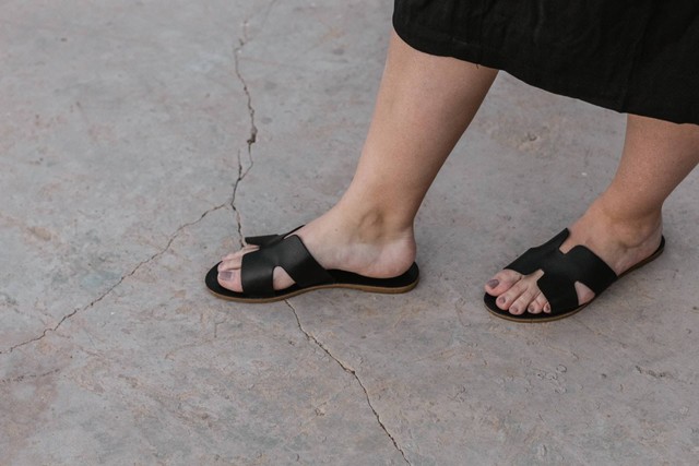 Sandal Karet Kekinian. Foto: Unsplash