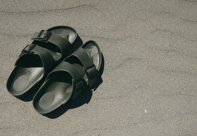 Sandal Karet Kekinian. Foto: Unsplash
