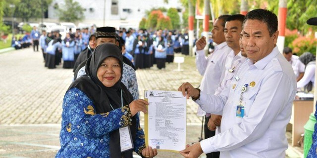 Acara penyerahan SK kenaikan pangkat dan pensiun untuk PNS di Aceh. Foto: Adpim 
