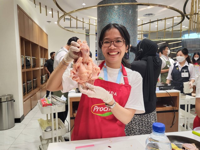 Keseruan acara memasak bersama Chef Renatta Moeloek yang digelar Prochiz di PIK Avenue, Rabu (15/3/2023). Foto: Nabilla Fatiara/kumparan
