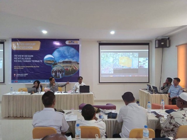 Focus Group Discussion (FGD) yang digelar Kementerian PUPR melalui Balai Prasarana Permukiman Wilayah Maluku Utara di Hotel Emerald, Kota Ternate. Foto: Nurkholis Lamaau/cermat