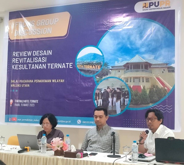 Tim review desain revitalisasi Kedaton Kesultanan Ternate, Maulana Ibrahim (tengah), bersama Tenaga Ahli Pelestarian, Nadia Purwesti (kiri), dalam Focus Group Discussion yang dipandu oleh Sukarno M. Adam, Direktur Buku Suba Institute. Foto: Nurkholis Lamaau/cermat