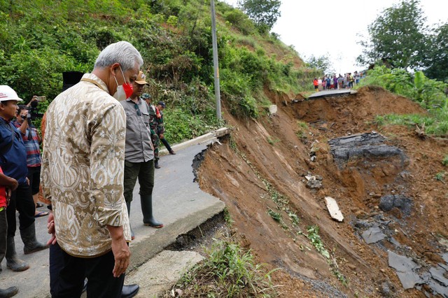 Gubernur Jateng Ganjar Pranowo meninjau jalan yang rusak akibat patahan Gringsing, Batang. Foto: Dok. Istimewa