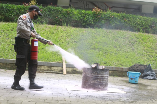 Satpam ICM mengadakan simulasi pemadaman kebakaran di sekitar Masjid Nurul Izzah, ICM, Selasa (14/3).