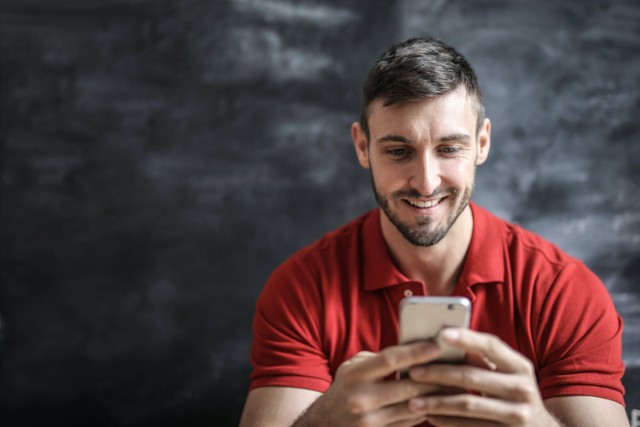 Salah satu kode dari cowok tanda dia suka adalah ia akan sering memperhatikan unggahan di media sosialmu. Foto: Pexels.com