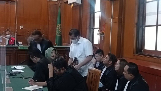 Terdakwa tragedi Kanjuruhan, Danki 1 Brimob Polda Jatim AKP Hasdarmawan dijatuhi vonis 1,5 tahun penjara oleh Majelis Hakim Pengadilan Negeri (PN) Surabaya, Kamis (16/3/2023). Foto: Farusma Okta Verdian/kumparan