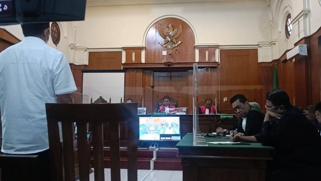 Terdakwa tragedi Kanjuruhan, Danki 1 Brimob Polda Jatim AKP Hasdarmawan dijatuhi vonis 1,5 tahun penjara oleh Majelis Hakim Pengadilan Negeri (PN) Surabaya, Kamis (16/3/2023). Foto: Farusma Okta Verdian/kumparan