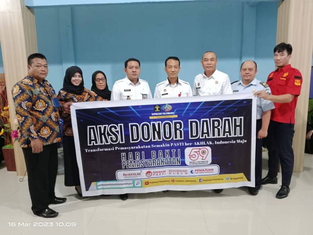 Kepala Rupbasan Palembang, Parulian Hutabarat (tengah) dan sebagian jajaran pegawai yang ikut berpartisipasi dalam aksi donor darah