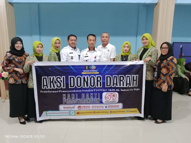 Kepala Rupbasan Palembang, Parulian Hutabarat (tengah) dan sebagian perwakilan Dharma Wanita Persatuan (DWP) yang ikut berpartisipasi dalam aksi donor darah