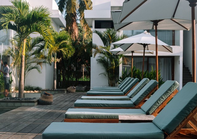 Ilustrasi Hotel di Parangtritis yang Ada Kolam Renang. Sumber: Unsplash/Spenser.