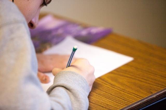 Ilustrasi belajar untuk ujian sekolah sejarah Indonesia. Foto: Unsplash/Ben Mullins