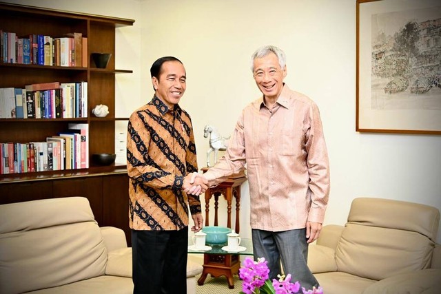Presiden Jokowi dan Perdana Menteri Singapura Lee Hsien Loong menuju ke Kantor Perdana Menteri untuk melakukan pertemuan informal pada Kamis (16/3/2023). Foto: Laily Rachev/Biro Pers Sekretariat Presiden