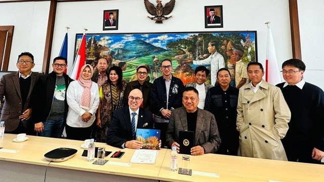 Rombongan kepala daerah se Sulawesi Utara saat berada di Jepang.