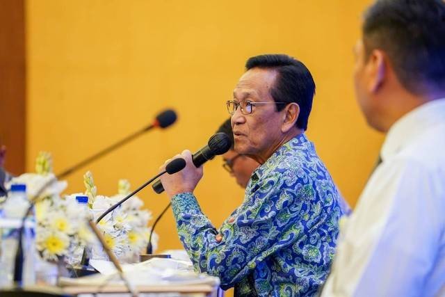 Gubernur DIY, Sri Sultan HB X, saat memimpin High Level Meeting Tim Pengendalian Inflasi Daerah (TPID) DIY di Royal Ambarrukmo Hotel, Rabu (15/3). Foto: Humas Pemda DIY