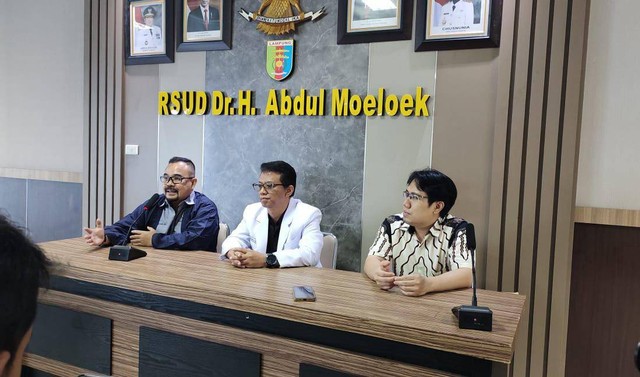 Tim dokter saat menjelaskan pasca operasi bayi kembar siam di RSUDAM, Lampung. | Foto : Ist