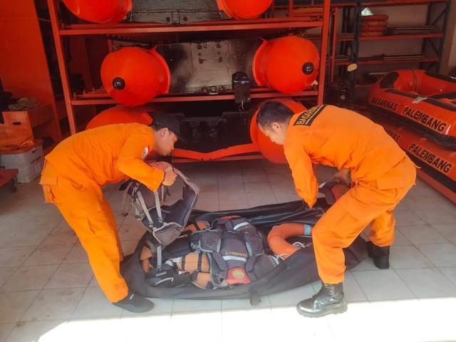 Tim Basarnas Palembang menyiapkan sejumlah peralatan untuk melakukan operasi SAR ABK di perairan OKI. (dok. Basarnas Palembang)