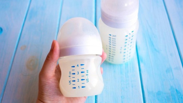 Ilustrasi ASI disimpan di botol dot bayi. Foto: Shutterstock.com