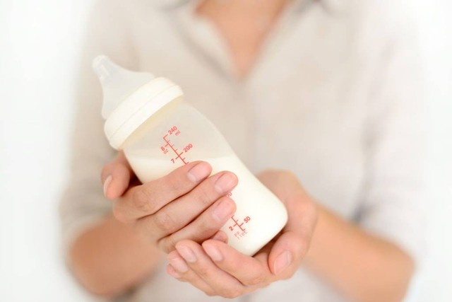 Jangan isi botol dot terlalu penuh adalah salah satu cara menyimpan ASI di botol dot dengan tepat. Foto: Shutterstock.com