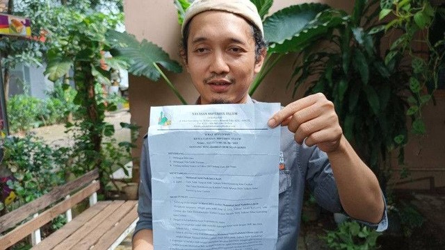 Guru SMK Telkom Sekar Kemuning, Kota Cirebon, Muhammad Sabil Fadhilah menunjukkan surat pemecatannya di Cirebon, Jawa Barat, Rabu (15/3/2023). Foto: Khaerul Izan/Antara