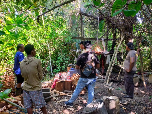 Anggota Polresta saat turun langsung ke lokasi penyulingan miras. Foto: Istimewa
