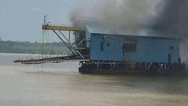 Kapal Keruk Bangka I terbakar di perairan depan Pelabuhan Sikumbang. Foto: Istimewa