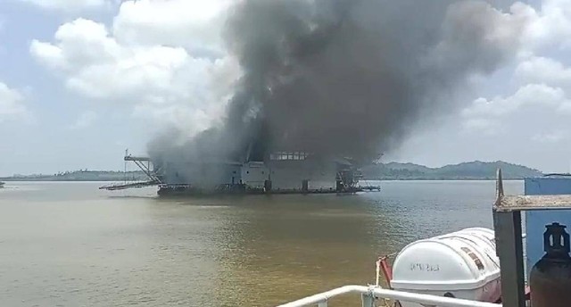 Kapal Keruk Bangka I terbakar di perairan depan Pelabuhan Sikumbang. Foto: Istimewa