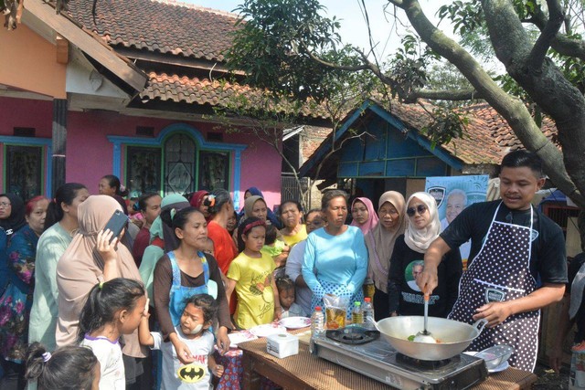 Pelatihan memasak yang digelar Komunitas Warteg (Kowarteg) Indonesia untuk ibu-ibu di Kampung Rancakendal, Desa Jelegong, Kecamatan Rancaekek, Kabupaten Bandung pada Kamis, (16/3/2023). Foto: Dok. Istimewa