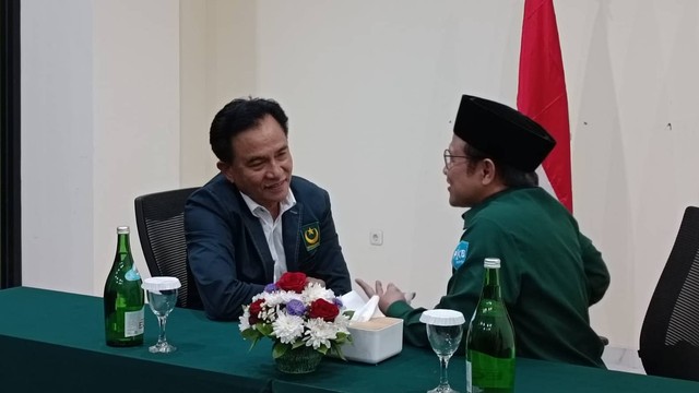 Ketum PBB Yusril Ihza Mahendra bertemu dengan Ketum PKB Muhaimin Iskandar di Kantor DPP PKB, Jakarta, Kamis (16/3).  Foto: Zamachsyari/kumparan