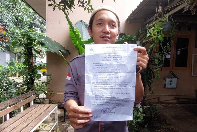 Guru SMK Telkom Sekar Kemuning, Kota Cirebon, Muhammad Sabil Fadhilah menunjukkan surat pemecatannya di Cirebon, Jawa Barat, Rabu (15/3/2023). Foto: Dok. Istimewa