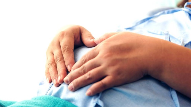 Salah satu manfaat pemeriksaan dalam pada ibu hamil adalah mengecek ada tidaknya penghalang pada jalan lahir. Foto: Shutterstock.com