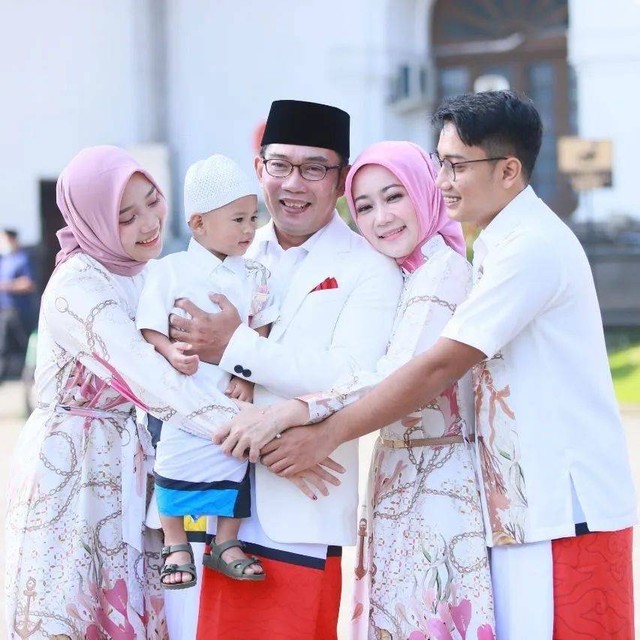 Kebersamaan keluarga Ridwan Kamil dan Atalia Praratya. Foto: Instagram/@ataliapr