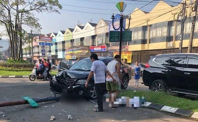 Pesepeda wanita tewas usai tertabrak dan terseret mobil di Jalan Sumatera Kelurahan Pondok Kacang Timur, Kecamatan Pondok aren, Kota Tangerang Selatan, Kamis, (16/3).  Foto: Dok. Istimewa